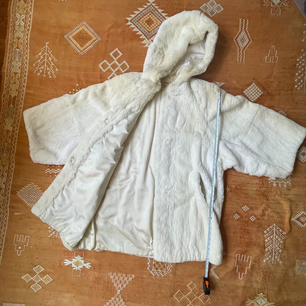 Vintage White Fur Hooded Coat – Oversized Short Sleeve Plush Winter Jacket L-XL - Picture 2 of 8